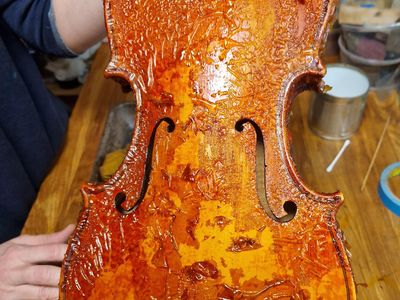 Lak: Finálny dotyk pre krásu, ochranu a dokonalý tón