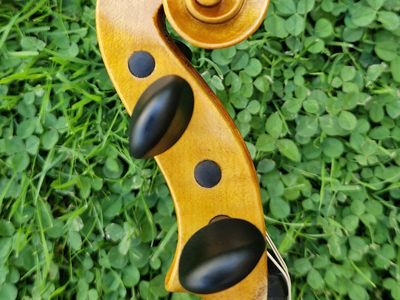 Lak: Finálny dotyk pre krásu, ochranu a dokonalý tón